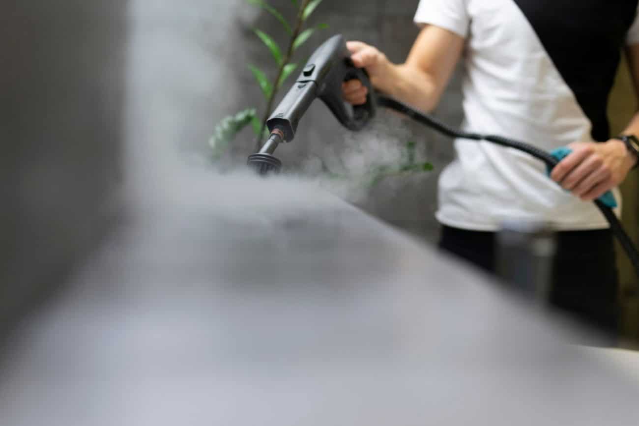 Nettoyage de copropriété à paris et val de marne - Nettoyage de rebord au pulvérisateur