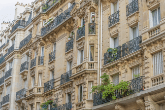 façade d'un immeuble haussmannien dans un quartier du 16ème arrondissement de paris