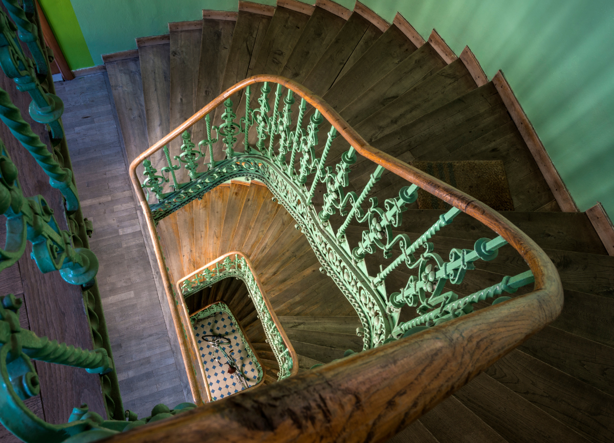 hall d'escalier en bois d'un immeuble parisien